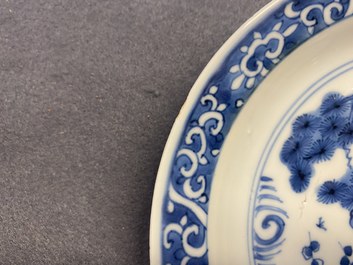 Une assiette en porcelaine de Chine en bleu et blanc au caract&egrave;re 'Shou' entour&eacute; des 'Trois amis de l'hiver', Tianqi/Chongzhen